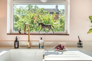 Kitchen(2)- click for photo gallery